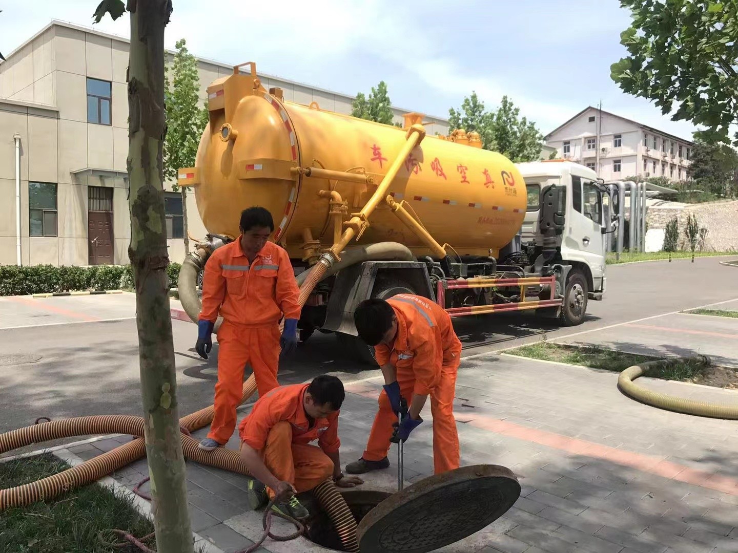 镇远管道疏通车停在窨井附近