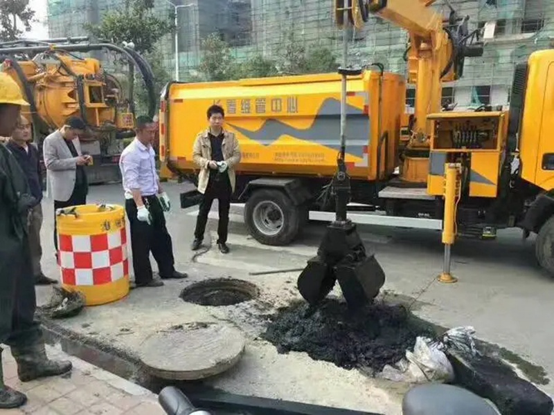 镇远街道：网格员化身“清道夫”，为民解忧疏通“堵心”化粪池