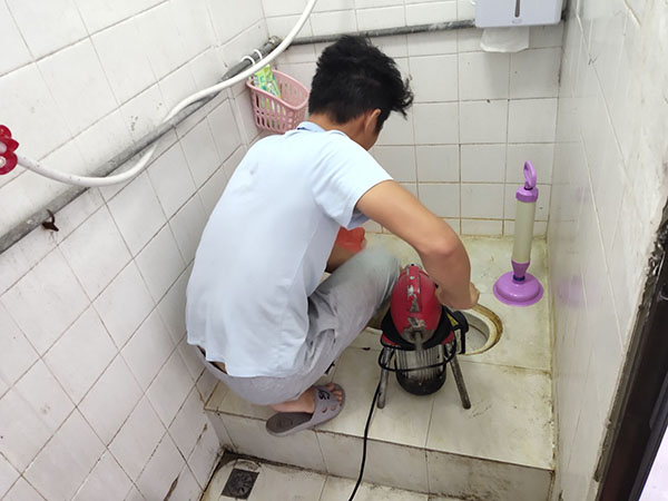 镇远肥皂掉到马桶里把马桶堵住了怎么办？马桶堵住了怎么办