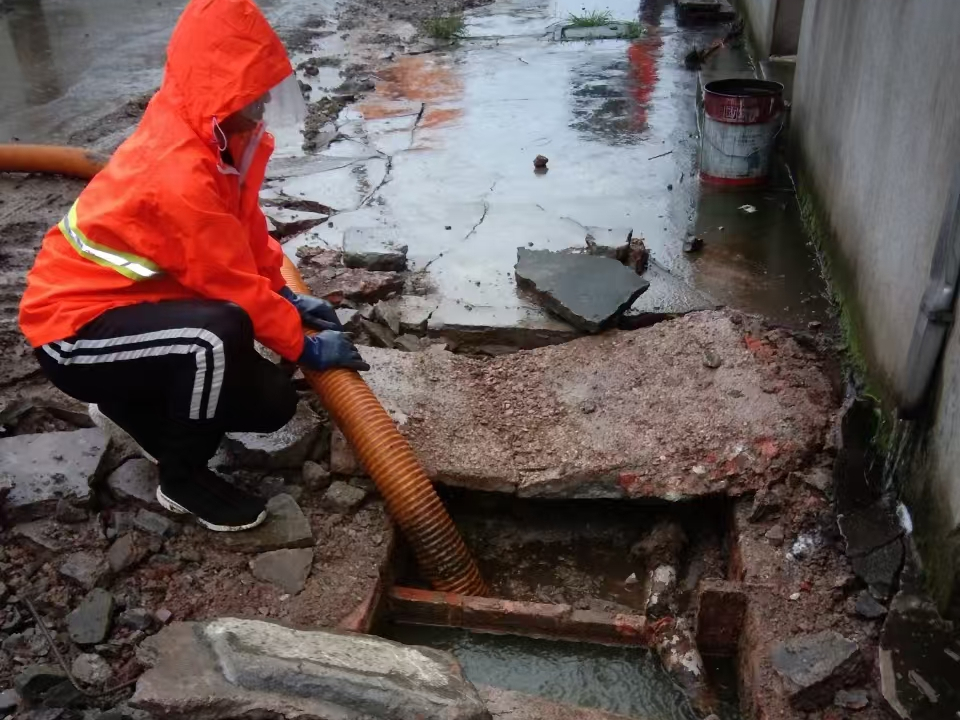 镇远专业清理污水池 炜誉市政以规范流程守护城市 “肠道”